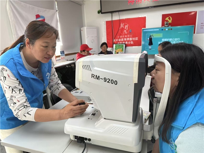 益行—关爱社区关爱志愿者龙8游戏网址爱眼护眼公(图1)