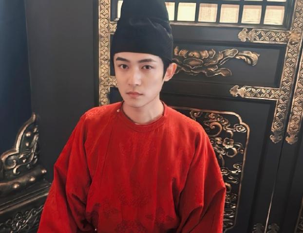 摘掉后险些没认出来他反差感也太强了龙8国际唯一国色芳华：戴上眼罩帅气(图2)