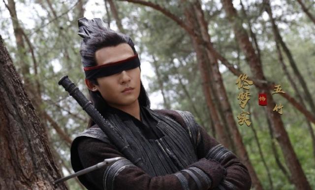 摘掉后险些没认出来他反差感也太强了龙8国际唯一国色芳华：戴上眼罩帅气(图4)