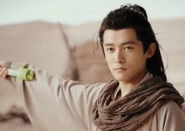 摘掉后险些没认出来他反差感也太强了龙8国际唯一国色芳华：戴上眼罩帅气(图12)